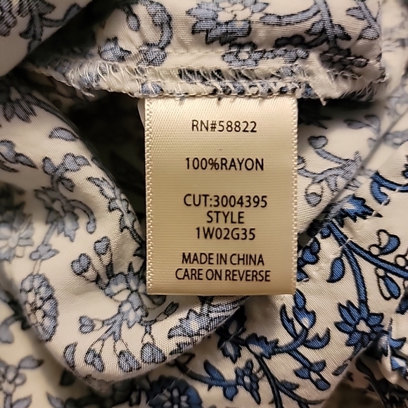 Max Studio Plus Size 2x Top Button Detail Long Sleeve Blue & White Floral - Picture 7 of 11